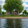 Отель Cozy tiny house on the water, located in a holiday park in the Betuwe, фото 2