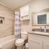 Отель Stylish 1BR Near UT Highland Evonify, фото 8