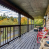 Отель Er26 - Sasquatch Inn - Great Location! Close To Town Resort Pool! 2 Bedroom Cabin by RedAwning, фото 3