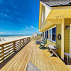 Отель Beachfront Getaway W/ Huge Deck, Classic Interiors Home, фото 17