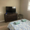 Отель Lovely 2 bedroom 1 bathroom minutes from the beach, фото 2