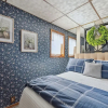 Отель Niagara Falls Getaway: Perfect Place To Unwind 2 Bedroom Home by RedAwning, фото 20