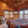 Отель The Great Outdoors - Two Bedroom Cabin, фото 4