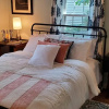 Отель Charming, cozy, and comfortable 2-bedroom cottage., фото 1