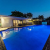 Отель Great for Families & Larger Groups! - Perfect Location, Near FTL Beach With Private Pool by Redawnin, фото 14