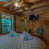 Отель Hidden Pond - 2 Br Cabin, фото 13