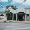 Отель Talk of the Town Hotel and Beach Club, фото 1