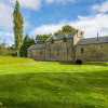 Отель Stunning Edinburgh 1820s stables converted studio, фото 16