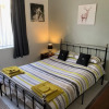 Отель BedrockLodge Buisness Centre HolidayLets, фото 32