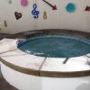 Отель Large With Pool + Hot Tub, Close To Shopping 4 Bedroom Home, фото 22