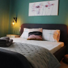 Отель Homel Rocks -Elegant Apt 2bd -Amazing Garden View, фото 3