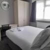 Отель Bright 4-bed House 15 min to Manchester Centre, фото 1