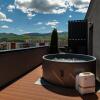Отель Skylark - Manhattan Penthouse with Jacuzzi & Panoramic View, фото 2