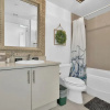 Отель Fabulous 2-Bedroom in the Heart of Grove, фото 9
