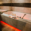 Отель La Suite Romantique avec Jacuzzi au Cœur de Perpignan, фото 4