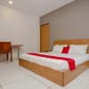 Отель RedDoorz near Ahmad Yani Airport, фото 32