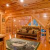 Отель Denali Private Cabin Includes Xbox, Hot Tub, and Stone Pizza Oven by Redawning, фото 8