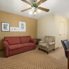 Отель Country Inn & Suites by Radisson, Topeka West, KS, фото 3