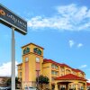 Отель La Quinta Inn & Suites by Wyndham DFW Airport West - Bedford в Бедфорде