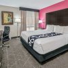 Отель La Quinta Inn & Suites by Wyndham Dallas I-35 Walnut Hill Ln, фото 6