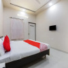 Отель K R Guest House by OYO Rooms, фото 1