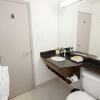 Отель 21st Floor Two Bedroom Downtown Unit Free Parking, фото 5