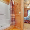 Отель Gentle Ben’s Den, 4 Bedrooms, Pool Access, Air Hockey, WiFi, Sleeps 12, фото 10
