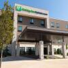 Отель Holiday Inn Express & Suites Kingfisher, an IHG Hotel, фото 1