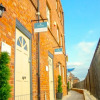 Отель The Gathering Chester 3 Sleeps 14 Very Close to City Centre Racecourse Within Walls, фото 1