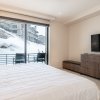 Отель New Listing! Designer Ski-in/ski-out W/ Pool & Gym 3 Bedroom Condo, фото 9