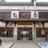 Отель Taohuatan River View Pool Yulongtanpan Inn, фото 1