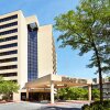 Отель Embassy Suites by Hilton Crystal City National Airport в Арлингтоне