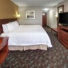 Отель Hampton Inn & Suites by Hilton Toronto Airport, фото 7