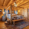 Отель The Lazy K 3 Bedroom Cabin by Redawning, фото 15