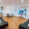 Отель Remarkable, Penthouse - 3-bed Apartment in Purley, фото 5