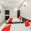 Отель OYO 12053 Hotel Shri Govind, фото 10