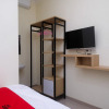 Отель RedDoorz near Kawasan Bandara Ahmad Yani Semarang 2, фото 11