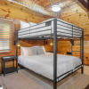 Отель Dudley IV by Avantstay Cosy Cabin w/ Hot Tub & Sweeping Views, фото 3