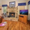 Отель Mountain Hideaway 1 Bedroom Home with Fireplace, фото 2