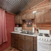 Отель Sleeping Bear, 2 Bedrooms, Front Deck, Midtown, Sleeps 6, фото 6