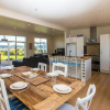 Отель Waterfront Wonder - Matarangi Holiday Home, фото 10