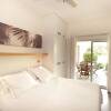 Отель Cape Bay Luxury Beach Apartments by BARNES в Бейн-Бофе