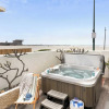Отель Shoreline by Avantstay Spectacular Beachfront Home w/ Fire Pit, Spa & Pool Table, фото 37