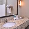 Отель Holiday Inn Express & Suites Topeka West I-70 Wanamaker, an IHG Hotel, фото 9