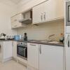 Отель Top Sail - Beautiful Apartment Minutes Walk to Beach and Town Centre, фото 3
