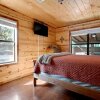 Отель Misty Pines 3 Bedroom Cabin by Redawning, фото 9
