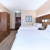 Отель Holiday Inn Express & Suites Three Rivers, an IHG Hotel в Три-Риверсе