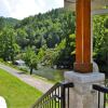 Отель River Memories 3 Bedroom Home with Hot Tub, фото 8