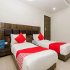Отель Oyo 12043 Hotel Crystal Crown, фото 9