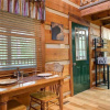 Отель Little Bear Hideaway 1 Bedroom Home with Hot Tub, фото 8